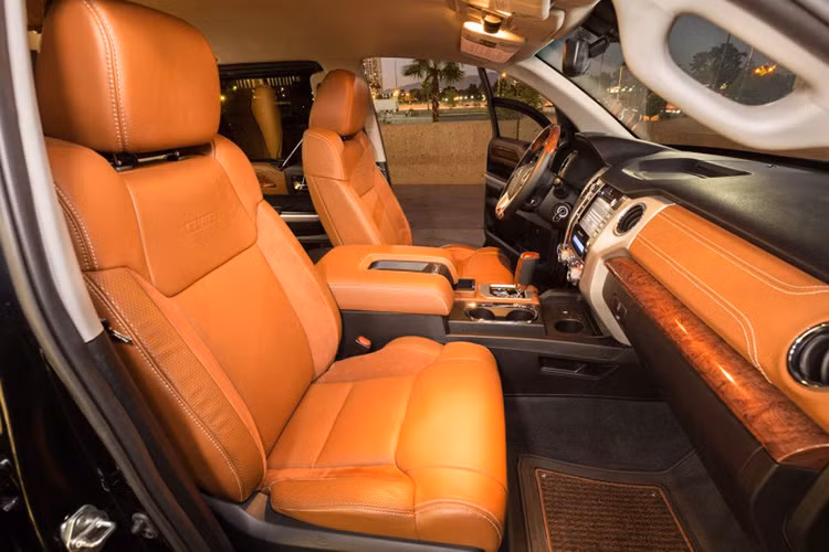 Với bản dđộ đầy chất chơi này, Toyota đã mang đến SEMA năm nay một điều mà không ai ngờ tới khi biến chiếc siêu xe bán tải này thành một chiếc limousine đúng nghĩa.