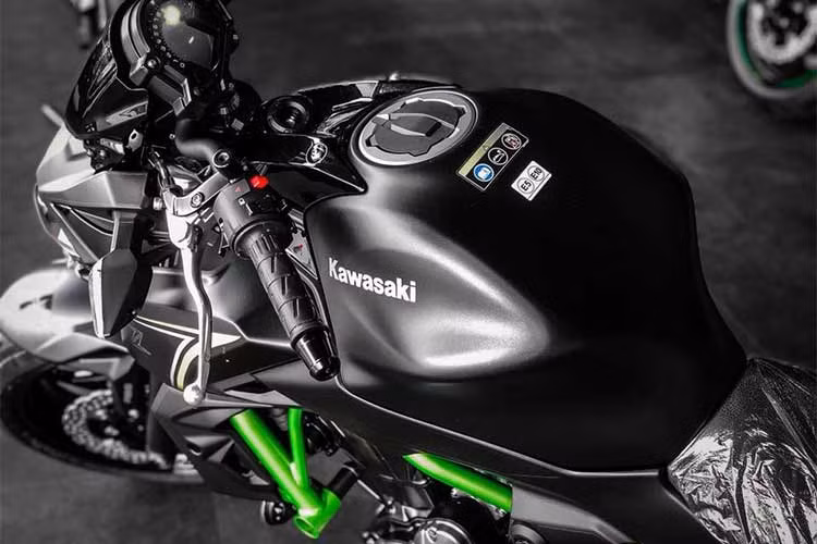 Xe sở hữu yên đôi hai tầng dạng mềm, khá thoải mái. Các số đo cơ bản của xe bao gồm chiều dài tổng thể 2.055 mm, bề ngang 745 mm, cao 1.079 mm và chiều dài cơ sở 1.410 mm. Bên cạnh đó là chiều cao gầm 130 mm, chiều cao yên 790 mm và bình xăng có dung tích 15,1 lít.