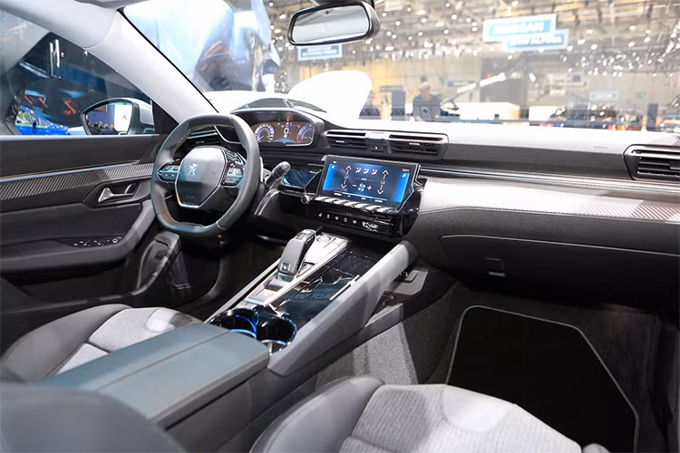 Nội thất của mẫu xe Peugeot 508 phiên bản 2018 cũng gây ấn tượng hơn với người dùng nhờ các chi tiết hoàn thiện tốt hơn và sang trọng hơn. Có thể thấy vật liệu da và trang trí gỗ được sử dụng rộng rãi trên xe.