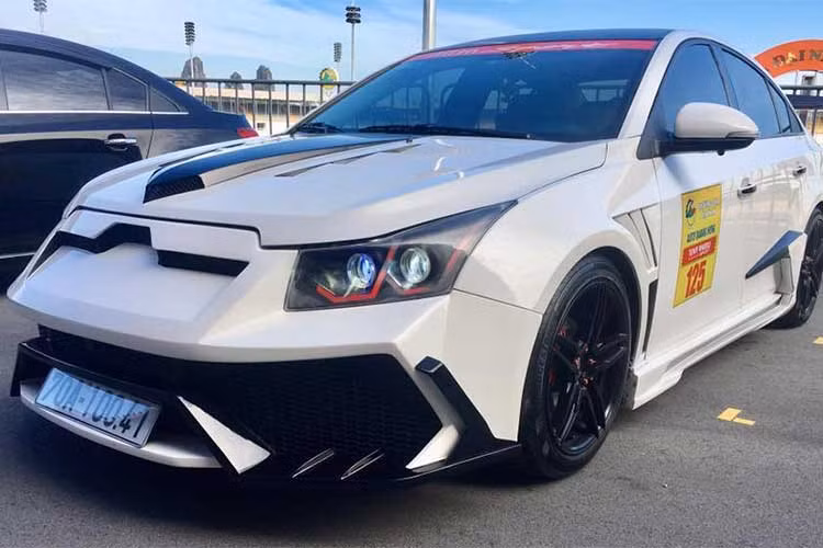 Với sự yêu thích siêu xe và không ngại "đập đi xây lại", một người chơi xe tại Tây Ninh, đã quyết định độ lại chiếc xe giá rẻ Chevrolet Cruze đời cũ của mình theo phong cách siêu xe đình đám Lamborghini Huracan.