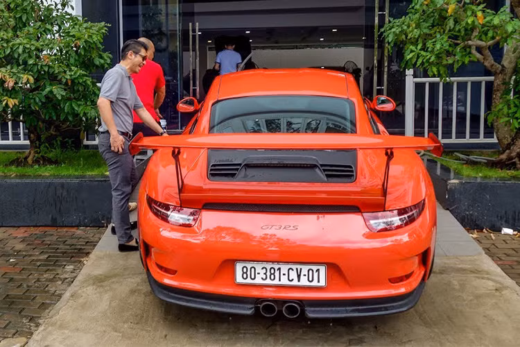 911 GT3 RS được trang bị động cơ 4.0 lít, 6 xi-lanh, sản sinh công suất 500 mã lực và mô-men xoắn cực đại 460 Nm, kết hợp cùng hộp số PDK nổi tiếng của hãng siêu xe Porsche. Xe chỉ mất 7 phút 20 giây để hoàn thành một vòng của đường đua Nürburgring, phá kỷ lục 7 phút và 29 giây từng được xác lập bởi Carrera GT.
