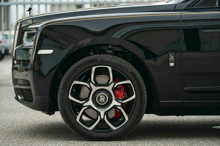 Mức giá xe Rolls-Royce Cullinan Black Badge 2024 nhập ngoài tại Hà Nội này chưa được tiết lộ, chỉ biết rằng, các xe đời trước có giá từ 23 tỷ đến 44 tỷ đồng, tùy theo tình trạng xe, và quan trọng, xe mang biển số trắng "nộp đủ thuế", hay các loại biển được giảm thuế như NG và CV.