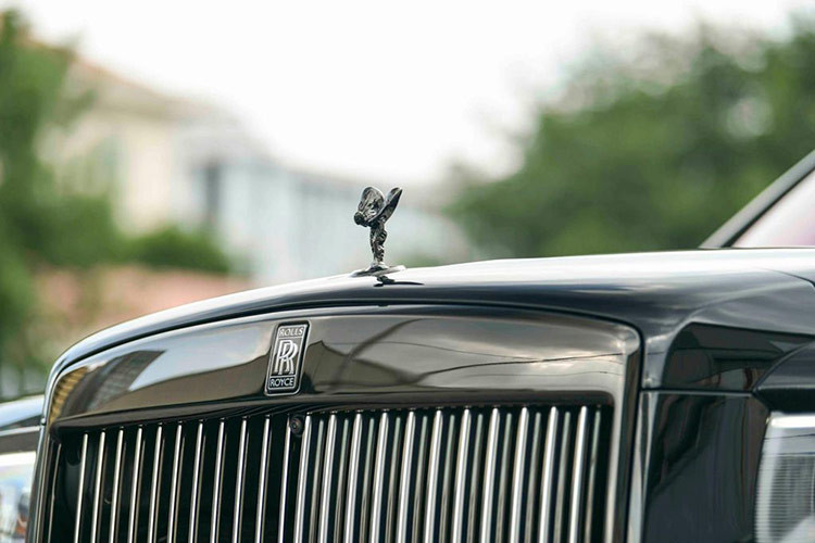 Black Badge là phiên bản thể thao hơn của Rolls-Royce Cullinan Series II. Do đó, bản này chia sẻ nhiều điểm chung với "bản thường", nhưng một vài chi tiết thay đổi mang lại cảm giác thể thao hơn. Màu sơn ngoại thất đen bóng, càng làm tăng thêm vẻ sang trọng quyền quý cho SUV siêu sang Rolls-Royce Cullinan Black Badge 2024.