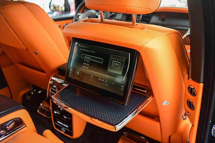 Ước tính chủ nhân phải chi ra số tiền hàng trăm triệu đồng để sở hữu bộ da nội thất của chiếc Rolls-Royce Cullinan Black Badge 2024 này nếu mua xe chính hãng. Nếu không sử dụng, bộ bàn ghế ngồi phía sau dành cho xe Rolls-Royce Cullinan Black Badge sẽ tự động xếp lại.