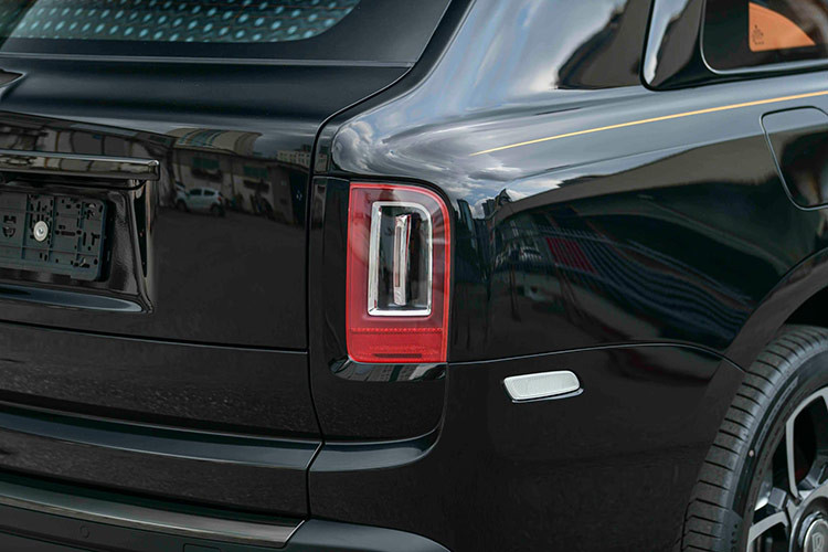 Ngoài ra, chiếc Rolls-Royce Cullinan Black Badge 2024 trong bài còn sở hữu thêm tùy chọn bộ mâm 5 chấu kép dạng nan hoa sơn 2 màu đối lập độc đáo. Đây là một trong các la-zăng thiết kế đẹp mắt nhất trên các dòng xe SUV hiện nay.