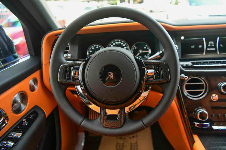 Xe cũng có logo vô cực xuất hiện bậc cửa, đồng hồ của xe hay nằm trên cao, chính giữa của bệ tỳ tay hàng ghế sau. Những hình ảnh được công nhập khẩu xe chia sẻ cho thấy, chiếc xe Rolls-Royce Cullinan bản Black Badge 2024 này còn có ghế ngồi View Suite rất hấp dẫn được hoàn thành màu da bò bắt mắt.