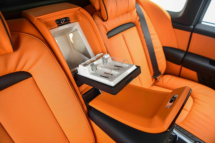 Đáng chú ý, phần trần xe mô phỏng bầu trời sao của Rolls-Royce cũng đã xuất hiện trên Cullinan với những hiệu ứng vô cùng độc đáo. Cốp sau của xe có thêm hai ghế phụ và bàn ăn cho việc cắm trại...