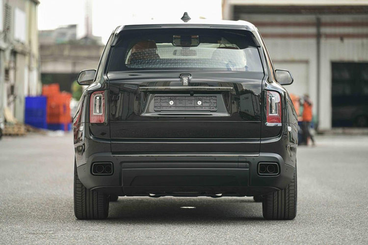 Cụ thể, xe vẫn được trang bị động cơ V12, tăng áp kép, dung tích 6.75 lít nhưng sản sinh công suất tối đa 592 mã lực, mạnh hơn 29 mã lực và mô-men xoắn cực đại tăng 50 Nm lên mức 900 Nm so với Rolls-Royce Cullinan bản tiêu chuẩn.