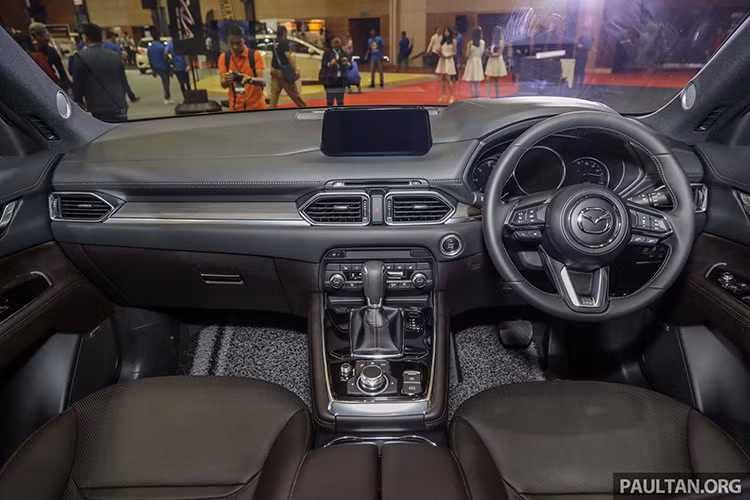 Bên trong khoang lái của xe được trang bị các tiện nghi hiện đại như: chìa khoá thông minh &amp; tính năng khởi động không cần chìa khóa (Keyless entry &amp; Start), hệ thống điều hoà tự động 03 vùng độc lập, ghế lái điều chỉnh điện 10 hướng, hệ thông thông tin giải trí MSD Connect,...