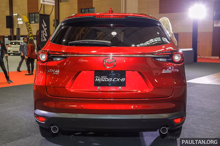Mazda CX-8 có 02 tùy chọn cấu hình chỗ ngồi gồm 06 và 07 chỗ tùy theo nhu cầu của người mua, sự khác biệt nằm ở các bố trí trên ba hàng ghế với bố cục 2-3-2 hoặc 2-2-2. Tương tự Việt Nam, hiện tại giá xe Mazda CX-8 mới tại Malaysia vẫn chưa được công bố.