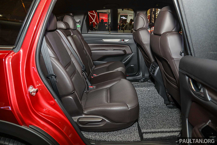 Bố cục thiết kế nội thất CX-8 tương tự như hư hai "người anh em" CX-5, phiên bản CX-8 được trưng bày này đi kèm các tiện nghi như: hệ thống âm thanh Bose 10 loa (tương tự bản máy dầu tại Úc), ghế ngồi bọc da, hàng ghế trước thông gió, cả ghế trước/ sau có sưởi...