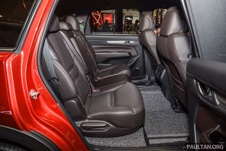 Bố cục thiết kế nội thất CX-8 tương tự như hư hai "người anh em" CX-5, phiên bản CX-8 được trưng bày này đi kèm các tiện nghi như: hệ thống âm thanh Bose 10 loa (tương tự bản máy dầu tại Úc), ghế ngồi bọc da, hàng ghế trước thông gió, cả ghế trước/ sau có sưởi...