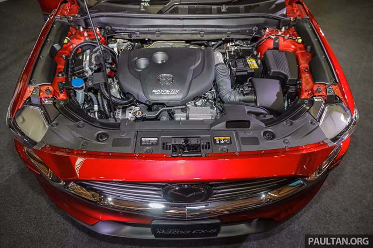 Mazda CX-8 tại Malaysia sẽ có 02 lựa chọn động cơ: bao gồm dầu 04 xy-lanh thẳng hàng Skyactiv-D 2.2 lít sản sinh công suất 188 mã lực tại 4.500 vòng/ phút và mô-men xoắn cực địa 450 Nm tại 2.000 vòng/ phút; động cơ xăng 4 xy-lanh thẳng hàng (I4) Skyactiv-G 2.5L hút khí tự nhiên (N/A) mạnh 192 mã lực tại 6.000 vòng/phút và 257Nm có được từ 3.250 vòng/ phút. Cả 02 đều sử dụng hộp số tự động 6 cấp Skyactiv-Drive.