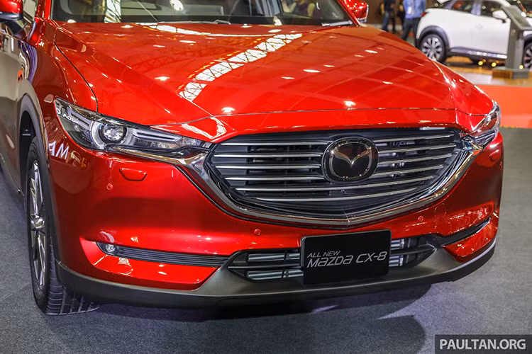 Về thiết kế ngoại thất ngoài kích thước lớn hơn, có thể dễ dàng nhận thấy CX-8 phiên bản mới được thừa kế nhiều chi tiết từ "người anh em" CX-5, dễ nhận thấy nhất là kiểu dáng đèn chiếu sáng trước và sau xe được vuốt mỏng sang hai bên, lưới tản nhiệt miệng cười đặc trưng.