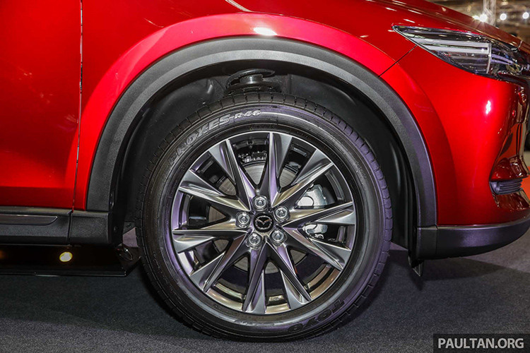 Ngoài ra, trên mẫu xe Mazda CX-8 mới cũng sẽ được hãng xe Nhật bản trang bị trục cơ sở tương đương với CX-9 nhưng kích thước tổng thể được rút gọn đi đôi chút. Nếu so với CX-5, Mazda CX-8 dài hơn 350 mm, cao hơn 40 mm và có chiều dài cơ sở nhỉnh hơn 230 mm. Xe được trang bị hai ống xả và bộ mâm &#x8;đa chấu thiết kế đẹp mắt, mạ crom sáng bóng.