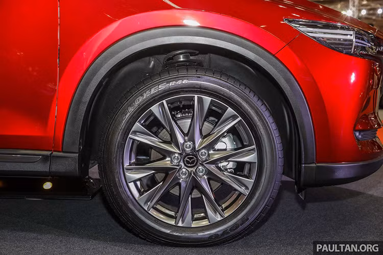 Ngoài ra, trên mẫu xe Mazda CX-8 mới cũng sẽ được hãng xe Nhật bản trang bị trục cơ sở tương đương với CX-9 nhưng kích thước tổng thể được rút gọn đi đôi chút. Nếu so với CX-5, Mazda CX-8 dài hơn 350 mm, cao hơn 40 mm và có chiều dài cơ sở nhỉnh hơn 230 mm. Xe được trang bị hai ống xả và bộ mâm đa chấu thiết kế đẹp mắt, mạ crom sáng bóng.