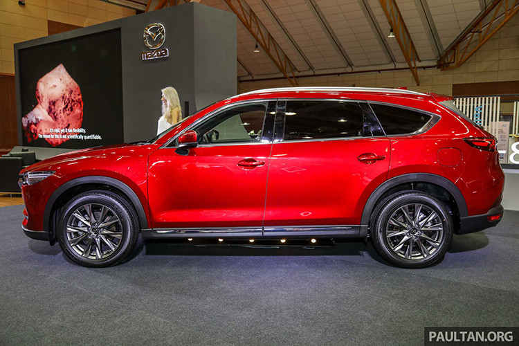 Mazda CX-8 2019 mới gây ấn tượng với người nhìn bởi ngoại hình có nét pha trộn giữa hai "người anh em" CX-5 và CX-9. Xe dài 4.900 mm, nhỉnh hơn 350 mm so với CX-5, nhưng ngắn hơn 195 mm so với CX-9. Về chiều dài cơ sở, CX-8 và CX-9 có cùng kích thước 2.930 mm, dài hơn so với CX-5 (2.700 mm).