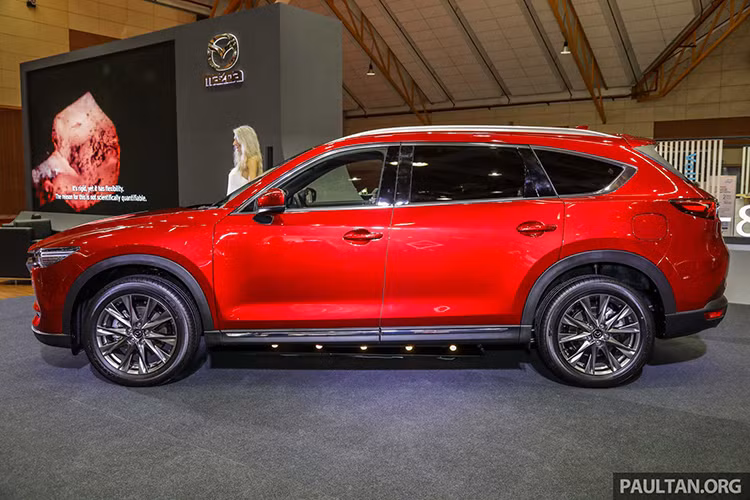 Mazda CX-8 2019 mới gây ấn tượng với người nhìn bởi ngoại hình có nét pha trộn giữa hai "người anh em" CX-5 và CX-9. Xe dài 4.900 mm, nhỉnh hơn 350 mm so với CX-5, nhưng ngắn hơn 195 mm so với CX-9. Về chiều dài cơ sở, CX-8 và CX-9 có cùng kích thước 2.930 mm, dài hơn so với CX-5 (2.700 mm).
