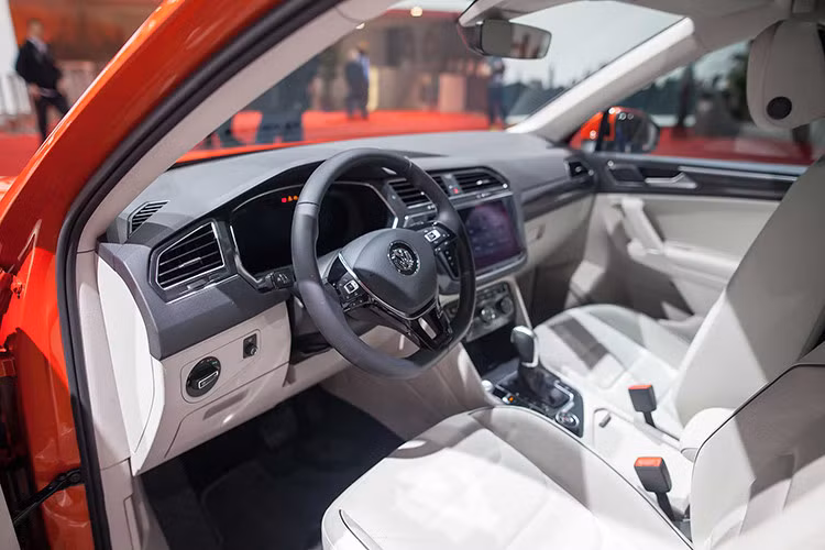 Bên trong nội thất, Tiguan Allspace nổi bật với màn hình kỹ thuật số hiển thị thông tin cho người lái thay cho đồng hồ truyền thống, màn hình cảm ứng có hệ thống Car-Net và MirrorLink tích hợp, hỗ trợ kết nối Apple CarPlay và Android Auto, âm thanh cao cấp Fender... Phiên bản Allspace được ưu ái thêm với ghế lái chỉnh điện 8 hướng, có tích hợp sưởi. 