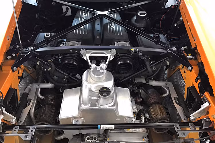 Tên gọi đầy đủ của chiếc siêu xe là Lamborghini Huracan LP610-4. Trong đó "LP" là chữ viết tắt tiếng Ý longitudinale/posteriore, nghĩa là động cơ đặt dọc nằm giữa thân xe, số 610 chỉ công suất động cơ tính theo đơn vị PS và số 4 tượng trưng cho hệ dẫn động 4 bánh.