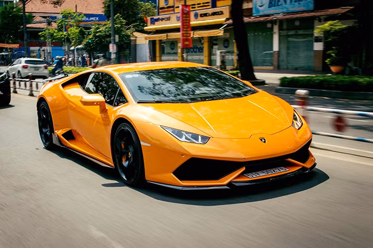 Lamborghini Huracan sở hữu 3 chế độ lái, bao gồm Strada (bình thường), Sport (thể thao) và Corsa (đua). Tại thị trường Việt Nam, giá siêu xe Huracan từ khoảng 12-15 tỷ đồng cho xe đã qua sử dụng. Siêu xe chính hãng mới này hiện có mức giá sau ngày 1/7/2016 lên đến 19,8 tỷ đồng.