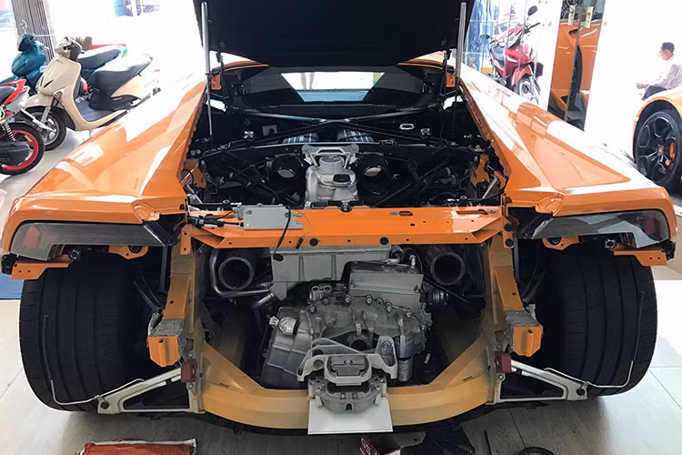 Trước khi về tay chủ mới, chiếc siêu xe Lamborghini Huracan này đã từng được rao bán với mức giá lên đến 15,2 tỷ đồng - gây xôn xao trên mạng xã hội. Được biết, người chủ cũ sau đó đã đổi "siêu bò" này lấy siêu xe mui trần "hàng hot" McLaren 650S Spider.