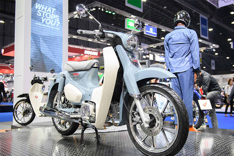 Hàng xe máy đình đám Nhật Bản vừa cho ra mắt mẫu xe Honda Super Cub C125 mới tại thị trường Thái Lan, cụ thể là triển lãm Bangkok Motor Show 2018. Mẫu xe số mới của Honda mang đậm phong cách hoài cổ từng được xem là huyền thoại trước đây nhưng lại mang hơi thở hiện đại. 