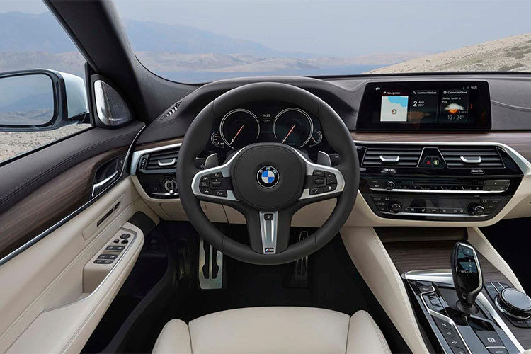 Về nội thất của BMW 6-Series Gran Turismo 2018 gần như không thay đổi, vẫn là phong cách được bê nguyên từ 5-Series sang. Tuy nhiên, cốp sau của BMW 6-Series Gran Turismo 2018 đã được tăng thể tích lên 610 lít. Con số này sẽ tăng lên 1.800 lít khi hàng ghế sau được gập xuống. Khi cần gập hàng ghế sau, người dùng chỉ cần nhấn vào nút trong cốp.