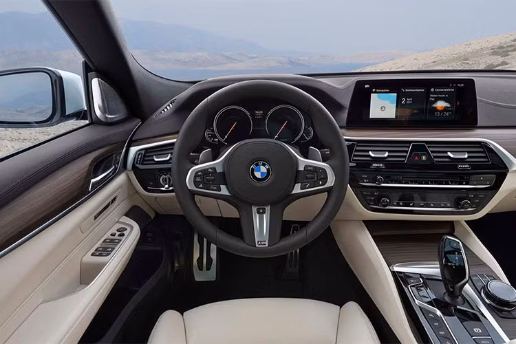 Về nội thất của BMW 6-Series Gran Turismo 2018 gần như không thay đổi, vẫn là phong cách được bê nguyên từ 5-Series sang. Tuy nhiên, cốp sau của BMW 6-Series Gran Turismo 2018 đã được tăng thể tích lên 610 lít. Con số này sẽ tăng lên 1.800 lít khi hàng ghế sau được gập xuống. Khi cần gập hàng ghế sau, người dùng chỉ cần nhấn vào nút trong cốp.