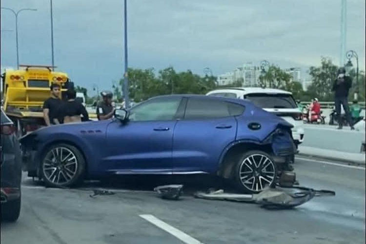 Tại hiện trường vụ tai nạn, chiếc Maserati Levante Trofeo Launch Edition bẹp dúm bị vỡ nát toàn bộ khu vực đầu xe và phía sau. Thậm chí, cửa cốp sau của xe còn bị văng sang làn đường đối diện, nằm cạnh dải phân cách.