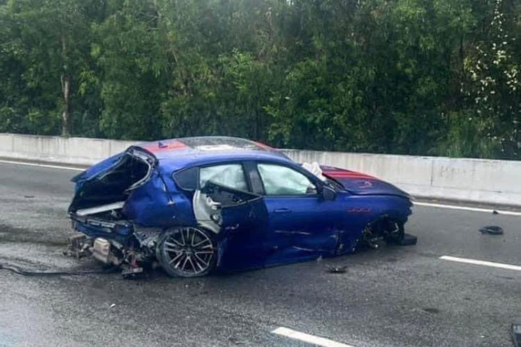 Rất may, không có ai bị thương nặng sau vụ tai nạn này. Theo nhân chứng tại hiện trường, chiếc xe chở theo 2 người, 1 nam và 1 nữ. Tuy nhiên, chiếc Maserati Levante Trofeo Launch Edition tai nạn đã không được may mắn như vậy. Cú va chạm mạnh đã khiến chiếc SUV hạng sang này biến dạng hoàn toàn.