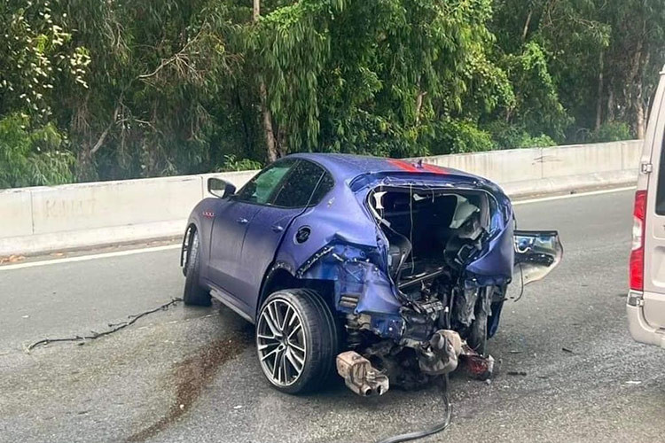 Thời điểm xảy ra tai nạn mặt đường ẩm ướt do có mưa nhỏ. Theo một số nguồn tin, chiếc xe gặp tai nạn khi đang cho khách lái thử. Ngay sau khi nhận thông tin về vụ tai nạn, lực lượng chức năng đã nhanh chóng có mặt để di dời chiếc xe gặp sự cố cũng như điều tiết giao thông.