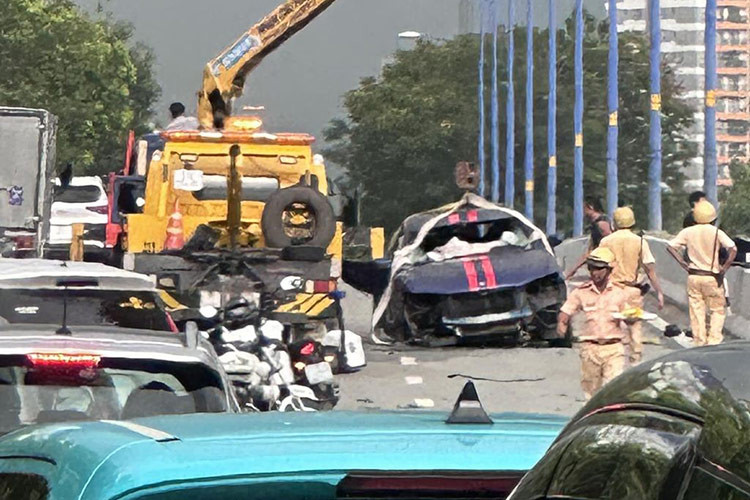 Sức mạnh động cơ được truyền tới bánh thông qua hộp số tự động ZF 8 cấp. Nhờ đó, xe có thể tăng tốc từ 0-100 km/h trong thời gian chỉ 3,9 giây và đạt vận tốc tối đa 304 km/h.