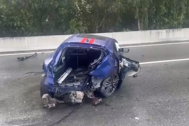 Theo thông tin ban đầu, chiếc SUV hạng sang chưa rõ biển kiểm soát này đang lưu thông trên đường Mai Chí Thọ theo hướng từ hầm Thủ Thiêm về nút giao An Phú. Khi đến đoạn cầu Cá Trê Lớn thuộc địa bàn phường An Khánh, Tp. Thủ Đức, chiếc Maserati Levante Trofeo Launch Edition mất lái và bất ngờ lộn nhiều vòng rồi tông vào dải phân cách.