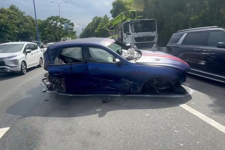 Vào khoảng 14 giờ 30 phút chiều ngày 31/8/2024 vừa qua, trên đường Mai Chí Thọ thuộc địa bàn Tp. Thủ Đức, Hồ Chí Minh, đã xảy ra một vụ tai nạn giao thông đáng chú ý. Vụ tai nạn này liên quan đến chiếc SUV hạng sang mang thương hiệu Maserati Levante Trofeo Launch Edition hàng hiếm.