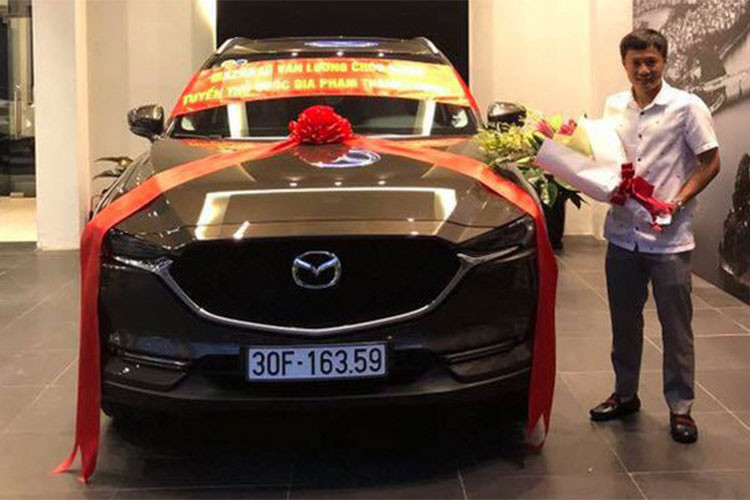 Chiếc xe Mazda CX-5 bản 2018 của danh thủ Thành Lương thuộc phiên bản 2.5, có chi phí sau khi ra biển trắng khoảng hơn 1 tỷ đồng. Ngay tại thời điểm nhận xe, chiếc CX-5 của cầu thủ này đã được làm đầy đủ thủ tục để lăn bánh hợp pháp ra đường.