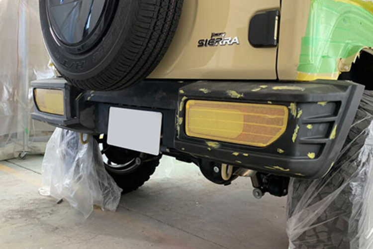 Có thể nói, nhìn bên ngoài, Suzuki Jimny Black Bison Edition mới có một số điểm tương đồng với mẫu SUV hạng sang Mercedes-Benz G-Class. Tất nhiên, động cơ của Suzuki Jimny Black Bison Edition sẽ không thể mạnh bằng mẫu SUV hạng sang này. 