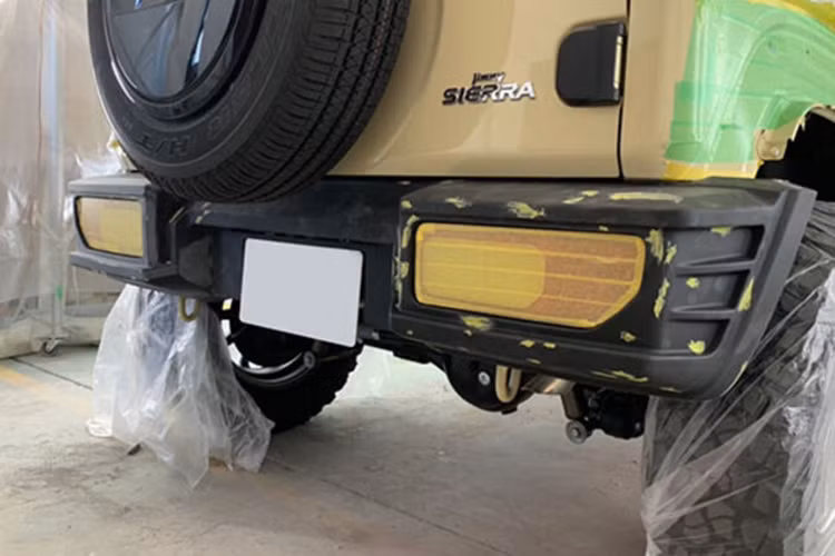 Có thể nói, nhìn bên ngoài, Suzuki Jimny Black Bison Edition mới có một số điểm tương đồng với mẫu SUV hạng sang Mercedes-Benz G-Class. Tất nhiên, động cơ của Suzuki Jimny Black Bison Edition sẽ không thể mạnh bằng mẫu SUV hạng sang này. 