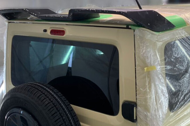 Trên nóc của Suzuki Jimny Black Bison Edition xuất hiện hệ thống đèn LED hướng về phía trước. Vòng ra đằng sau, chúng ta có thể bắt gặp cánh gió mui màu đen. Cuối cùng là màu sơn ngoại thất màu tối, càng làm tăng thêm vẻ thể thao và ấn tượng hơn cho mẫu SUV nhỏ bé này.