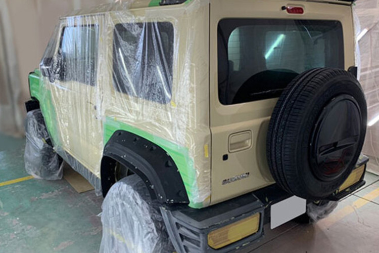 Qua tay hãng độ Wald International, Suzuki Jimny Sierra 2019 được bổ sung cản trước tái thiết kế, lưới tản nhiệt mới, vỏ đèn pha khác biệt, hệ thống đèn LED cũng như khe gió và đèn trên nắp capô. Chưa hết, hãng độ Wald International còn trang bị bộ vành mới và lốp off-road, giúp nâng cao gầm của xe.