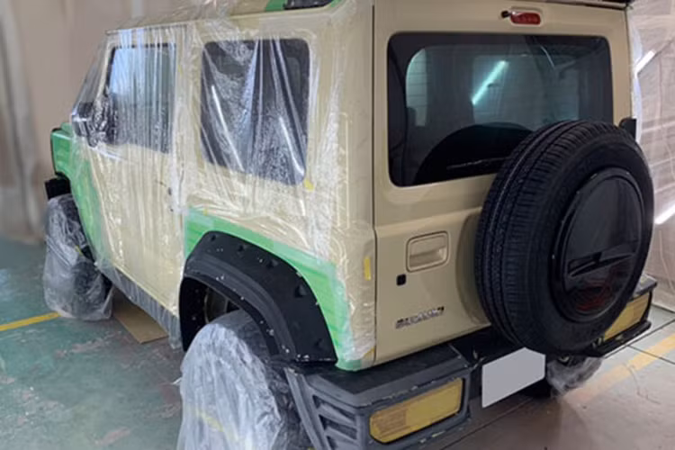 Qua tay hãng độ Wald International, Suzuki Jimny Sierra 2019 được bổ sung cản trước tái thiết kế, lưới tản nhiệt mới, vỏ đèn pha khác biệt, hệ thống đèn LED cũng như khe gió và đèn trên nắp capô. Chưa hết, hãng độ Wald International còn trang bị bộ vành mới và lốp off-road, giúp nâng cao gầm của xe.