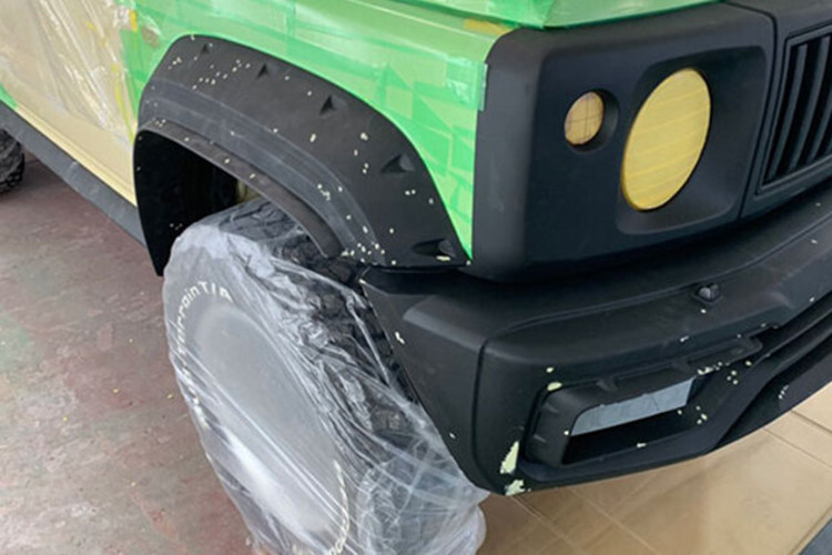 Nằm bên dưới nắp capô của Suzuki Jimny Black Bison Edition là động cơ xăng 4 xi-lanh, hút khí tự nhiên, dung tích 1,5 lít, tạo ra công suất tối đa 101 mã lực và mô-men xoắn cực đại 130 Nm. Động cơ kết hợp với hộp số sàn 5 cấp hoặc tự động 4 cấp, tương tự Suzuki Jimny Sierra 2019 tiêu chuẩn.