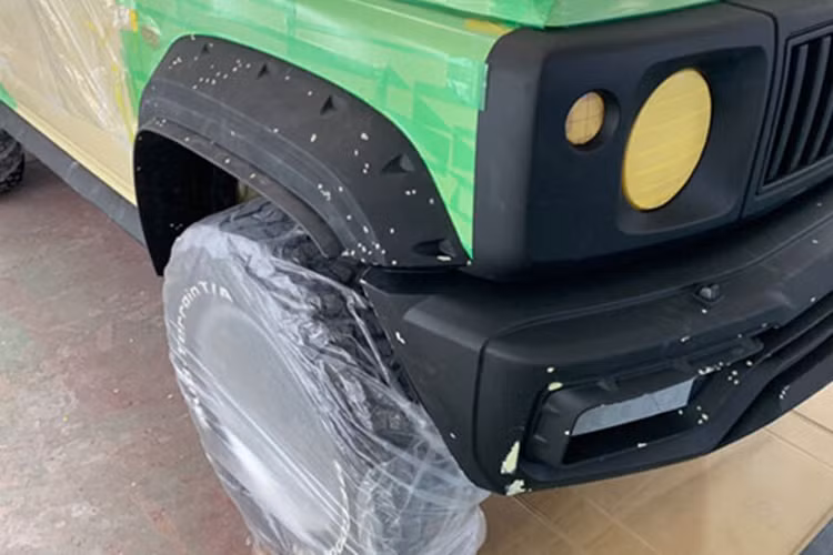 Nằm bên dưới nắp capô của Suzuki Jimny Black Bison Edition là động cơ xăng 4 xi-lanh, hút khí tự nhiên, dung tích 1,5 lít, tạo ra công suất tối đa 101 mã lực và mô-men xoắn cực đại 130 Nm. Động cơ kết hợp với hộp số sàn 5 cấp hoặc tự động 4 cấp, tương tự Suzuki Jimny Sierra 2019 tiêu chuẩn.