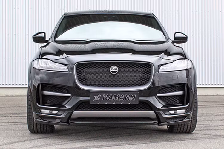 Bên trong cabin của mẫu xe SUV hạng sang Anh quốc, Hamann hoàn thiện nội thất thể thao hạng sang cho Jaguar F-Pace với thảm sàn mềm mại thêu logo, chân phanh, ga bằng hợp kim nhôm thể thao đều đóng biểu tượng Hamann. Kết quả, chiếc Jaguar F-Pace dưới bàn tay độ của Hamann đã trở thành 1 mẫu xe thể thao cơ bắp và mạnh mẽ hơn.