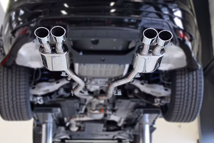 Hãng xe Đức đưa ra 3 tuỳ chọn màu sơn cho bộ vành đặc trưng của hãng là sơn bạc, xám chì hoặc màu đen. Cùng với logo trên lưới tản nhiệt phía trước, bộ la-zăng độ đóng biểu tượng Hamann chính là đặc điểm dễ nhận biết 1 mẫu xe đã được cá nhân hoá bằng "đồ chơi" hàng hiệu của hãng độ nổi tiếng nước Đức này.