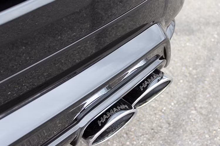 Phía trước xe, hãng độ xe tới từ Đức trang bị cho F-Pace cản trước thể thao 3 mảnh. Đuôi xe gây ấn tượng với cản sau được thiết kế đặc biệt ôm chặt cặp ống xả thể thao kép đặt đối xứng hai bên. Đặc biệt nhất, phiên bản độ của Jaguar F-Pace được trang bị vành hợp kim Anniversary Evo II kích thước 22-inch, rộng 11-inch của Hamann.