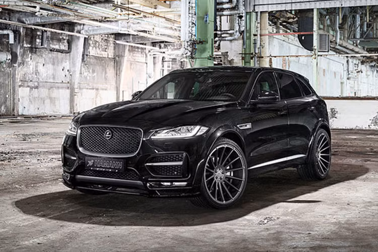  Jaguar F-Pace 2016 là mẫu SUV đầu tiên mang logo "báo", cũng là 1 trong những mẫu SUV mang đậm chất xe thể thao Anh Quốc, nó được nhiều người đánh giá khác biệt hẳn với những mẫu xe của Mercedes hay BMW.