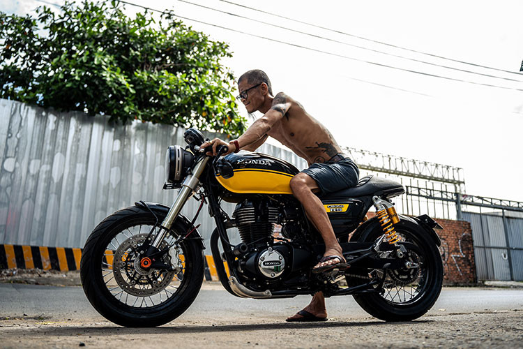 Mức giá xe Honda CB350RS được bán tại các đại lý không chính hãng ở Việt Nam khoảng hơn 200 triệu đồng. Bản độ này hiện chưa được chủ nhân và "lò độ" Tự Thanh Đa công bố mức chi phí, tuy nhiên có thể thấy đây là một chiếc Honda CB350RS độ cafe racer độc đáo và đáng "đồng tiền bát gạo".