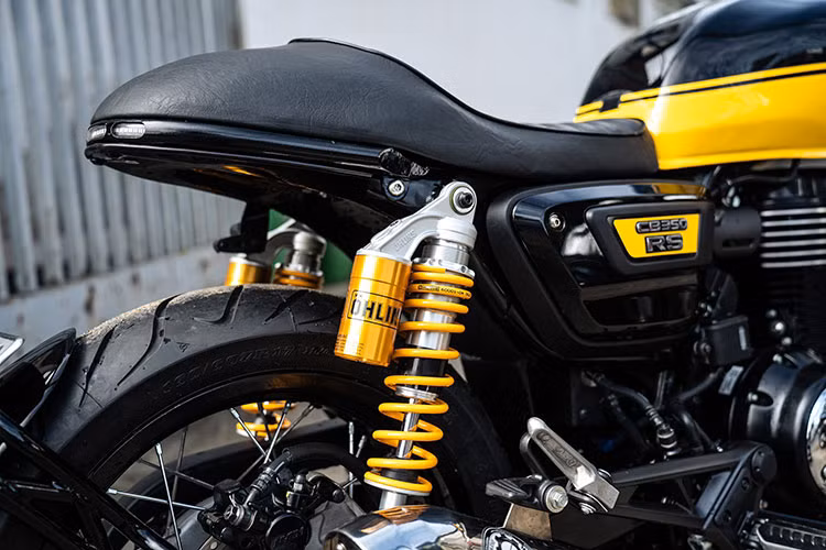 Bộ yên của xe được làm thủ công với các đường vân chần chỉ khá đẹp mắt, phần đuôi với chắn bùn ròi khá gọn gàng. Ở phía sau yên xe, người thợ độ tài hoa cũng khéo léo tích hợp một đèn hậu LED trong khung sắt tay xách.