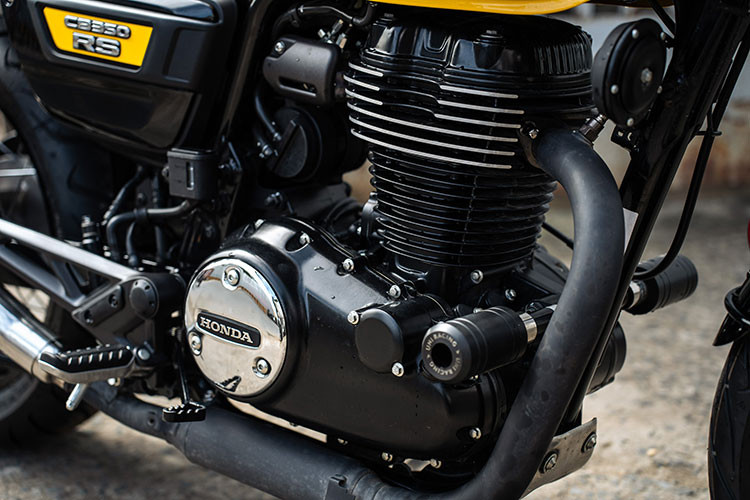 Về vận hành, Honda CB350RS nguyên bản sử dụng động cơ dung tích 348,4 cc, xi-lanh đơn, sản sinh công suất cực đại 20,8 mã lực tại 5.500 vòng/phút và mô-men xoắn tối đa 30 Nm tại 3.000 vòng/phút. Động cơ này đi kèm với hộp số 5 cấp.